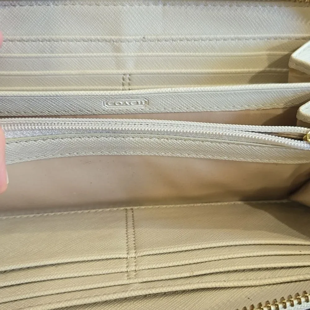🐢 Coach Avery Embossed roc accordion zip wallet
